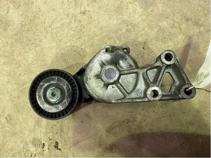 Usados Rodillo tensor correa múltiple Volkswagen Golf IV (1J1) 1.9 TDI 150 Precio € 15,00 Norma de margen ofrecido por F. van den Mosselaar autodemontage