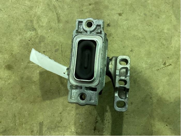 Engine mount from a Volkswagen Golf VI (5K1) 2.0 TDI 16V 2012