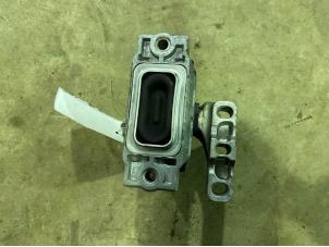 Engine mount from a Volkswagen Golf VI (5K1) 2.0 TDI 16V 2012