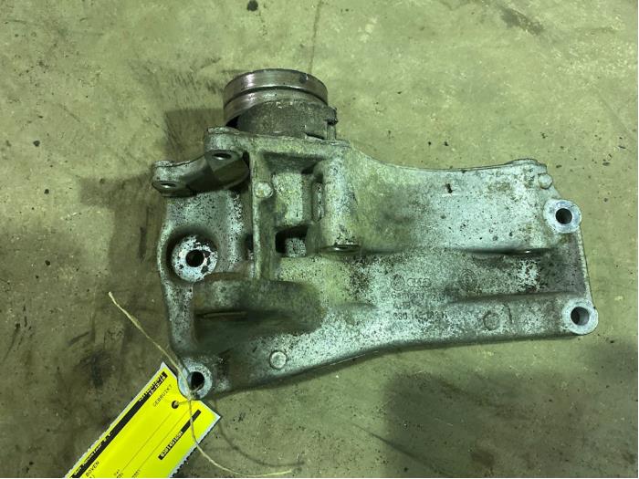 Usagé Support dynamo haut Volkswagen Polo III (6N2) 1.4 16V 75 Prix € 20,00 Règlement à la marge proposé par F. van den Mosselaar autodemontage