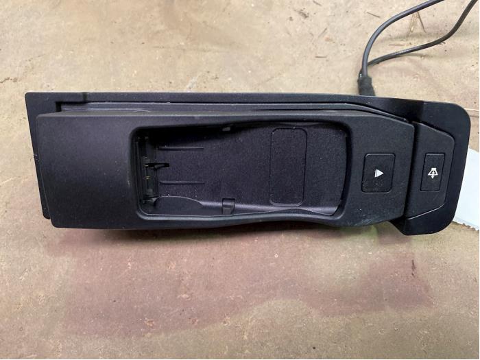 Phone holder from a BMW 3 serie Touring (E91) 318d 16V 2009