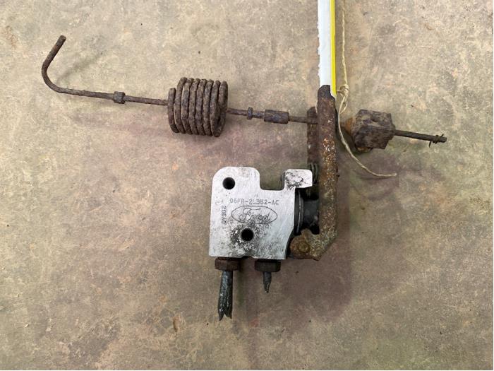 Begagnade EBD-system Ford Transit Connect Pris € 25,00 Marginaltabell erbjuds av F. van den Mosselaar autodemontage