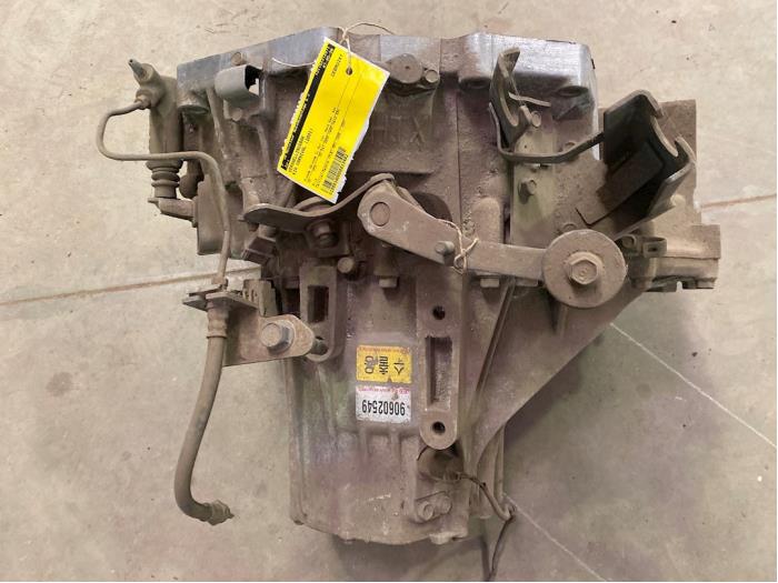 Gearbox from a Kia Carnival 1 (FLB) 2.9 TD 16V 2001