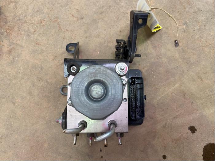 Begagnade ABS-pump Renault Twingo III (AH) 1.0 SCe 70 12V Pris € 50,00 Marginaltabell erbjuds av F. van den Mosselaar autodemontage