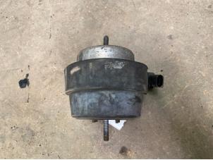 Engine mount from a Audi A6 (C5) 2.5 TDI V6 24V 2004