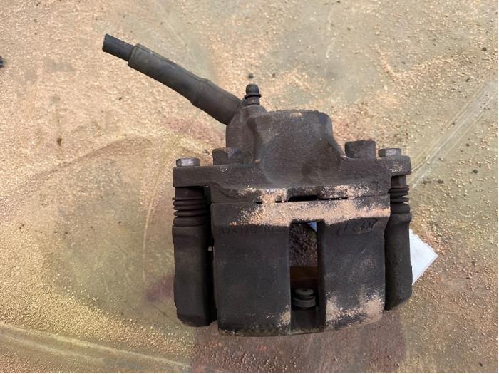Gebrauchte Bremszange links vorne Renault Twingo II (CN) 1.2 16V Preis € 25,00 Margenregelung angeboten von F. van den Mosselaar autodemontage