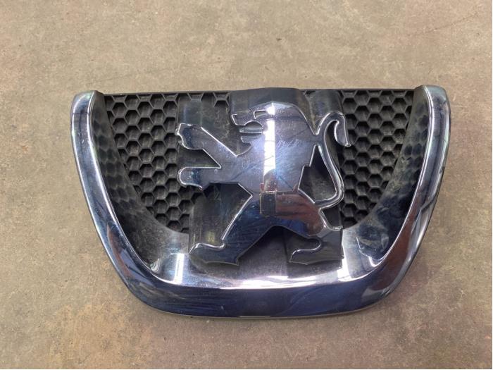Używane Emblemat Peugeot Partner (GC/GF/GG/GJ/GK) 1.6 HDI 75 16V Cena € 15,00 Procedura marży oferowane przez F. van den Mosselaar autodemontage