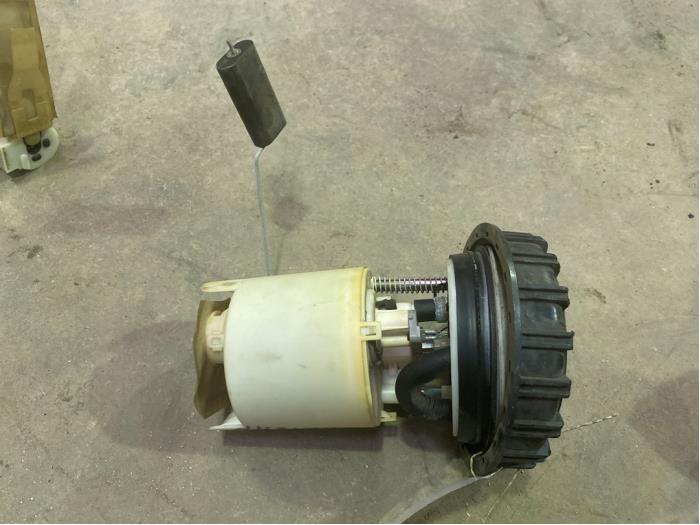 Gebrauchte Kraftstoffpumpe Elektrisch Volvo V40 (VW) 2.0 16V Preis € 25,00 Margenregelung angeboten von F. van den Mosselaar autodemontage