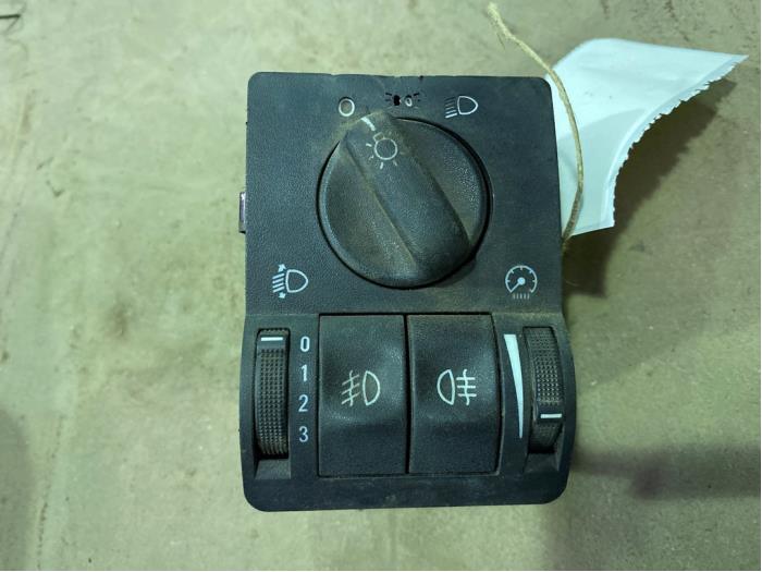 Begagnade Ljusbrytare Opel Astra G (F67) 1.8 16V Pris € 10,00 Marginaltabell erbjuds av F. van den Mosselaar autodemontage