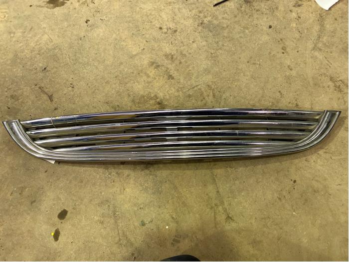 Begagnade Grill BMW Mini (R50/53) 1.6 16V Cooper Pris € 25,00 Marginaltabell erbjuds av F. van den Mosselaar autodemontage