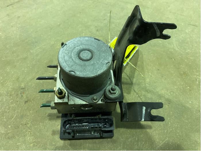 Begagnade ABS-pump Renault Clio III (BR/CR) 1.2 16V 75 Pris € 15,00 Marginaltabell erbjuds av F. van den Mosselaar autodemontage