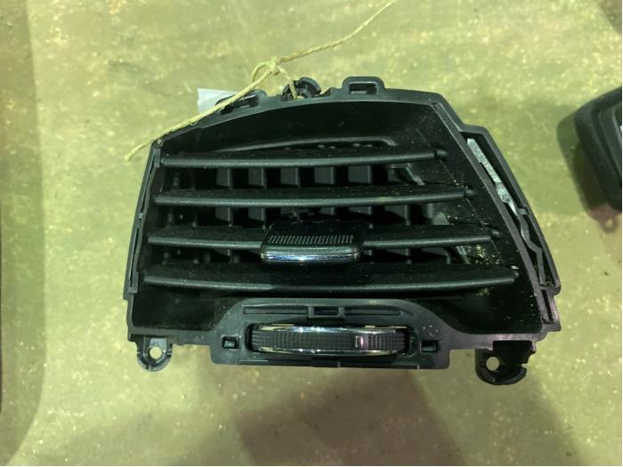 Dashboard vent Kia Sportage 2.0 CVVT 16V 4x2 - 974903W000