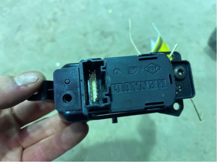 Interruptor de freno de mano de un Renault Captur II (RJB) 1.3 TCe 155 16V 2020