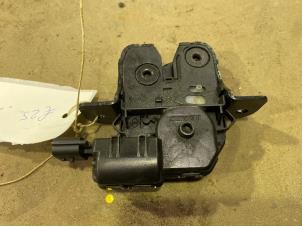 Used Tailgate lock mechanism Renault Twingo II (CN) 1.2 16V Price € 25,00 Margin scheme offered by F. van den Mosselaar autodemontage