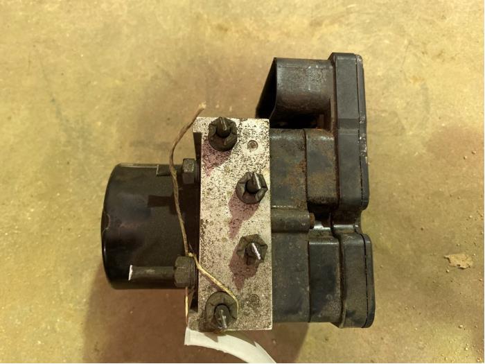 Begagnade ABS-pump Renault Twingo II (CN) 1.2 16V Pris € 20,00 Marginaltabell erbjuds av F. van den Mosselaar autodemontage