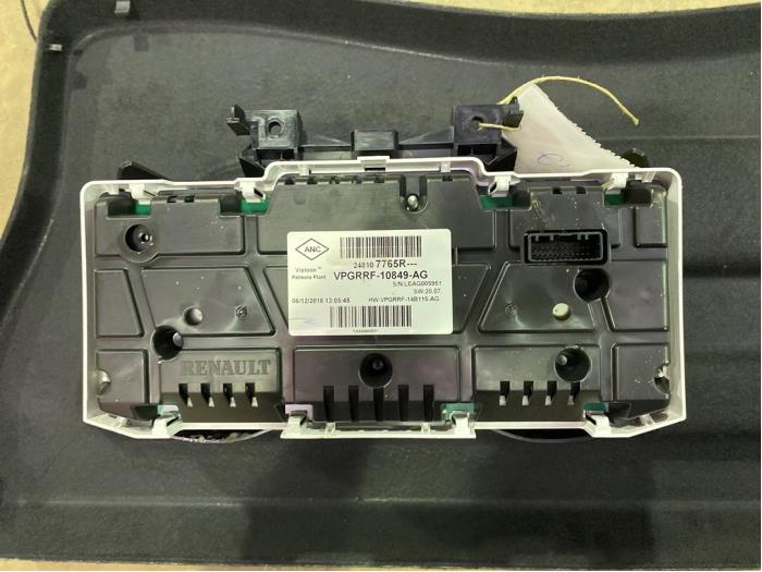 Instrument panel from a Renault Clio IV (5R) 0.9 Energy TCE 90 12V 2018