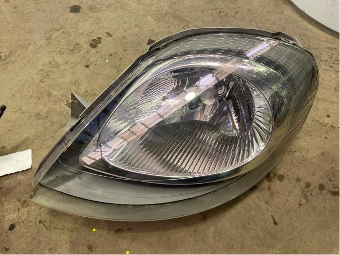 Używane Reflektor lewy Opel Vivaro 1.9 DI Cena € 25,00 Procedura marży oferowane przez F. van den Mosselaar autodemontage
