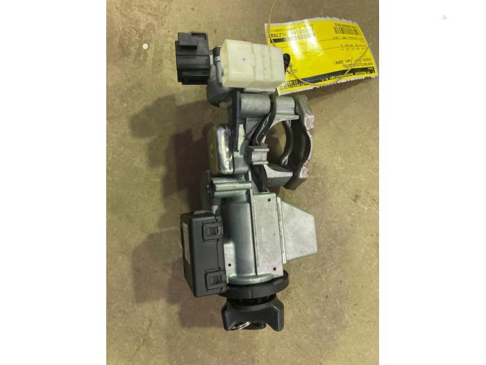 Używane Stacyjka + Kluczyk Suzuki Swift (ZA/ZC/ZD1/2/3/9) 1.3 VVT 16V Cena € 25,00 Procedura marży oferowane przez F. van den Mosselaar autodemontage
