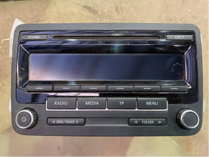 Radio CD player from a Volkswagen Polo V (6R) 1.2 12V BlueMotion Technology 2012