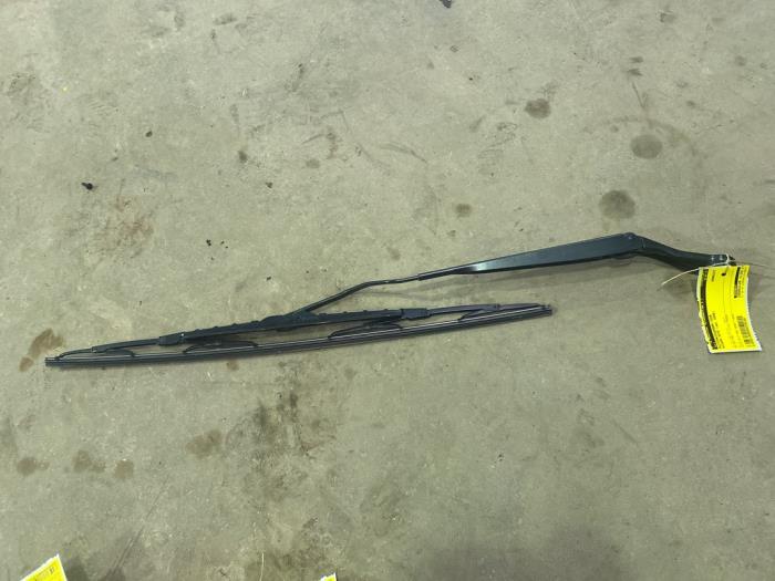 Windshield wiper blade arm