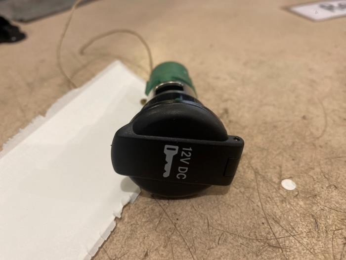 12 volt connection from a Fiat 500C (312) 1.2 69 2019