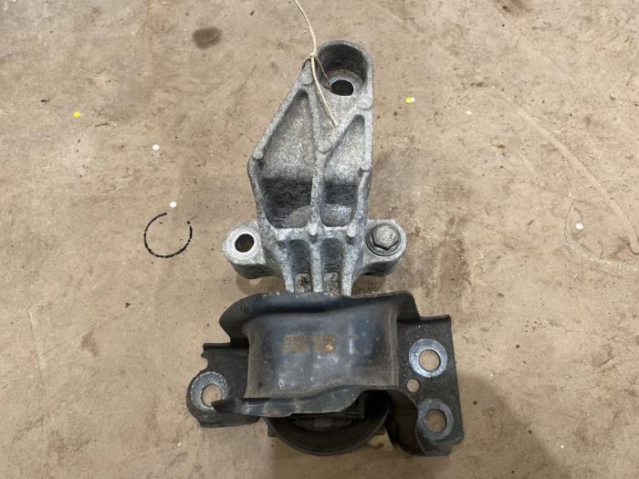 Used Engine mount Renault Clio III (BR/CR) 1.5 dCi FAP Price € 15,00 Margin scheme offered by F. van den Mosselaar autodemontage