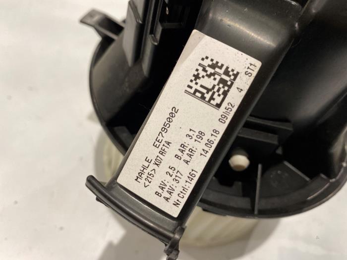 Motor de ventilador de calefactor de un Renault Twingo III (AH) 1.0 SCe 75 12V 2018
