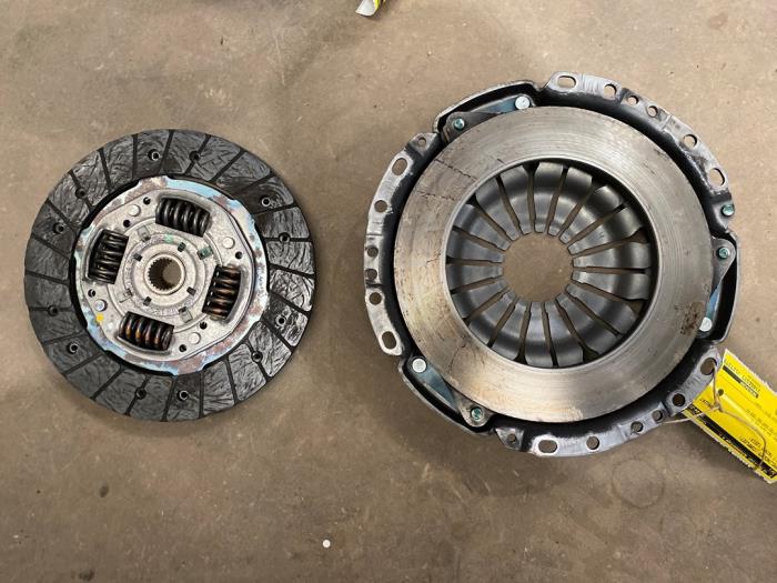 Usagé Kit embrayage (complet) Renault Twingo III (AH) 1.0 SCe 75 12V Prix € 50,00 Règlement à la marge proposé par F. van den Mosselaar autodemontage