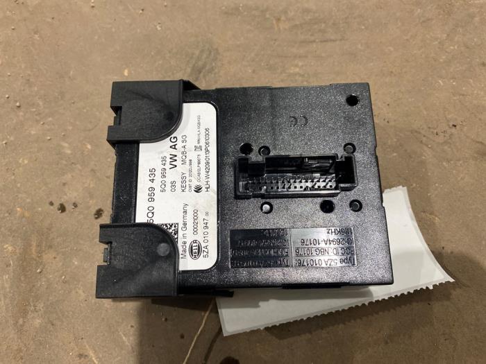 Używane Modul keyless vehicle Audi A3 Sportback (8VA/8VF) 2.0 TDI 16V Cena € 15,00 Procedura marży oferowane przez F. van den Mosselaar autodemontage