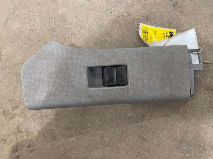 Usados Interruptor de ventanilla eléctrica Toyota Yaris II (P9) 1.3 16V VVT-i Precio € 7,50 Norma de margen ofrecido por F. van den Mosselaar autodemontage