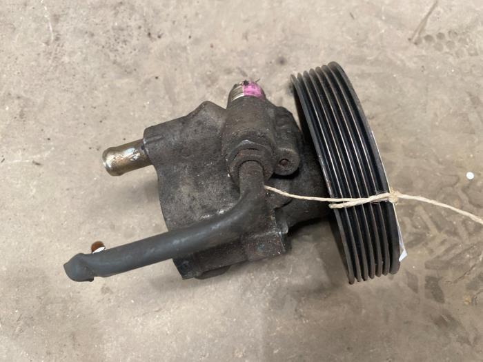 Usagé Pompe de direction Renault Laguna II (BG) 1.8 16V Prix € 25,00 Règlement à la marge proposé par F. van den Mosselaar autodemontage