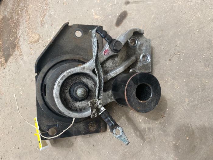 Usagé Support moteur Kia Rio II (DE) 1.4 16V Prix € 15,00 Règlement à la marge proposé par F. van den Mosselaar autodemontage