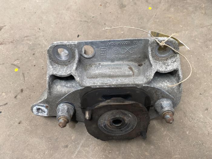 Used Engine mount Renault Twingo III (AH) 1.0 SCe 70 12V Price € 15,00 Margin scheme offered by F. van den Mosselaar autodemontage