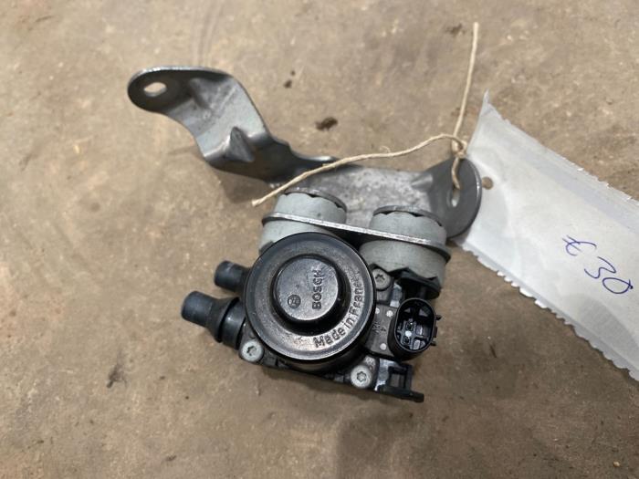 Usagé Pompe à eau BMW 1 serie (F20) 116d 1.6 16V Efficient Dynamics Prix € 30,00 Règlement à la marge proposé par F. van den Mosselaar autodemontage