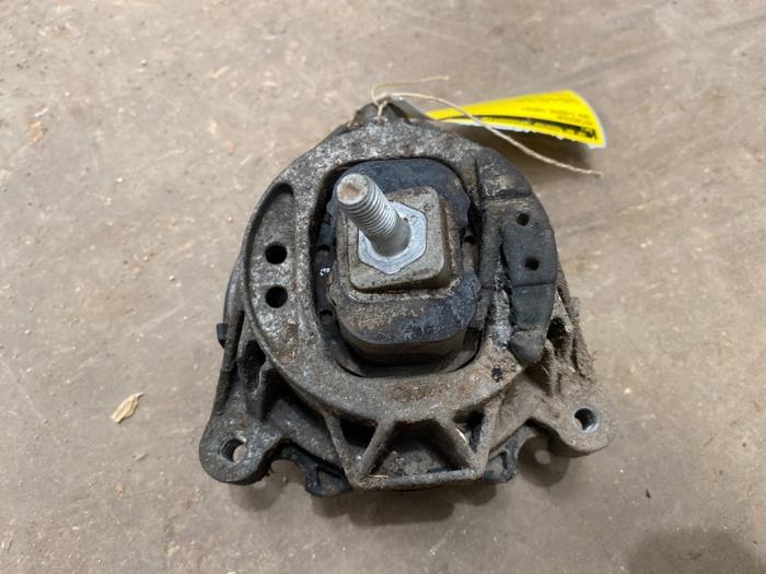 Usagé Support moteur BMW 1 serie (F20) 116d 1.6 16V Efficient Dynamics Prix € 15,00 Règlement à la marge proposé par F. van den Mosselaar autodemontage