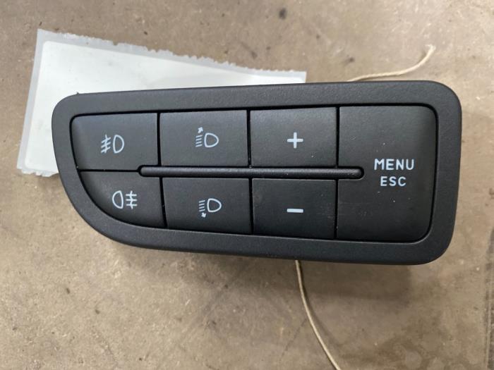 Używane Przelacznik swiatel Fiat Grande Punto (199) 1.3 JTD Multijet 16V 85 Actual Cena € 10,00 Procedura marży oferowane przez F. van den Mosselaar autodemontage