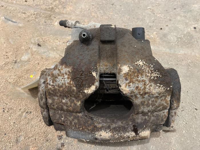 Begagnade Främre bromsok, höger Volkswagen Transporter/Caravelle T5 1.9 TDi Pris € 25,00 Marginaltabell erbjuds av F. van den Mosselaar autodemontage