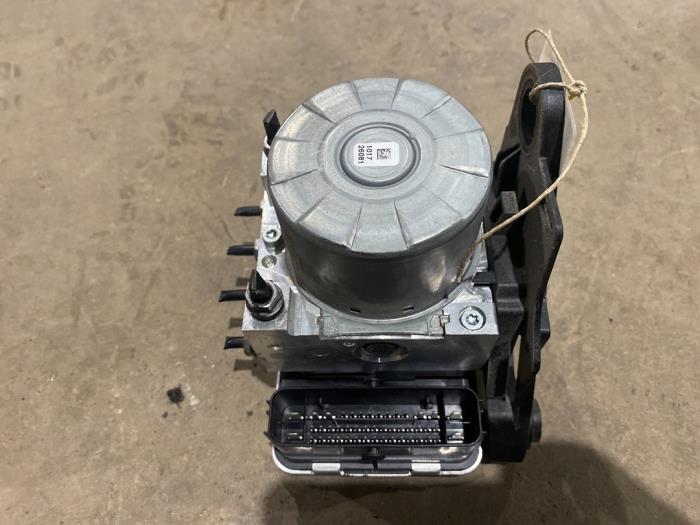 Begagnade ABS-pump Volkswagen Golf VII (AUA) 2.0 R 4Motion 16V Pris € 35,00 Marginaltabell erbjuds av F. van den Mosselaar autodemontage