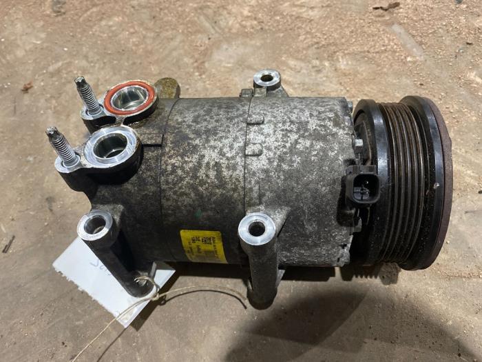 Air conditioning pump from a Ford Focus 3 1.6 Ti-VCT 16V 125 2011
