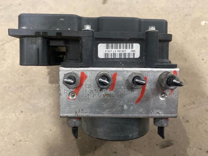 Usagé Bloc ABS Fiat Fiorino (225) 1.3 JTD 16V Multijet Prix € 25,00 Règlement à la marge proposé par F. van den Mosselaar autodemontage