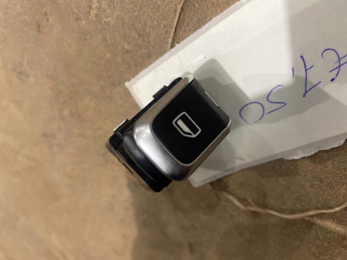 Usados Interruptor de ventanilla eléctrica Audi S3 Limousine (8VM/8VS) 2.0 TFSI 16V Precio € 10,00 Norma de margen ofrecido por F. van den Mosselaar autodemontage