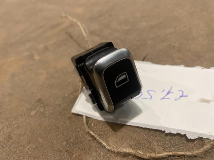 Usados Interruptor de ventanilla eléctrica Audi S3 Limousine (8VM/8VS) 2.0 TFSI 16V Precio € 10,00 Norma de margen ofrecido por F. van den Mosselaar autodemontage