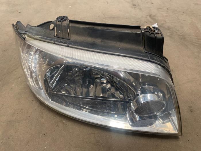 Używane Reflektor prawy Hyundai Matrix 1.6 16V Cena € 25,00 Procedura marży oferowane przez F. van den Mosselaar autodemontage