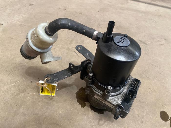 Power steering pump from a Peugeot 206+ (2L/M) 1.4 HDi 2010