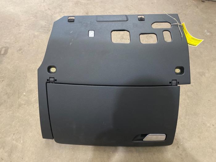 Begagnade Handskfack Audi RS 3 Limousine (8VS/8VM) 2.5 TFSI 20V Quattro Pris € 25,00 Marginaltabell erbjuds av F. van den Mosselaar autodemontage
