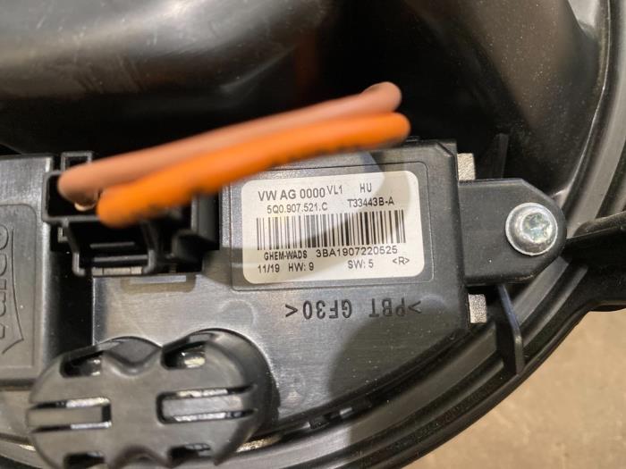 Heating and ventilation fan motor from a Audi RS 3 Limousine (8VS/8VM) 2.5 TFSI 20V Quattro 2019
