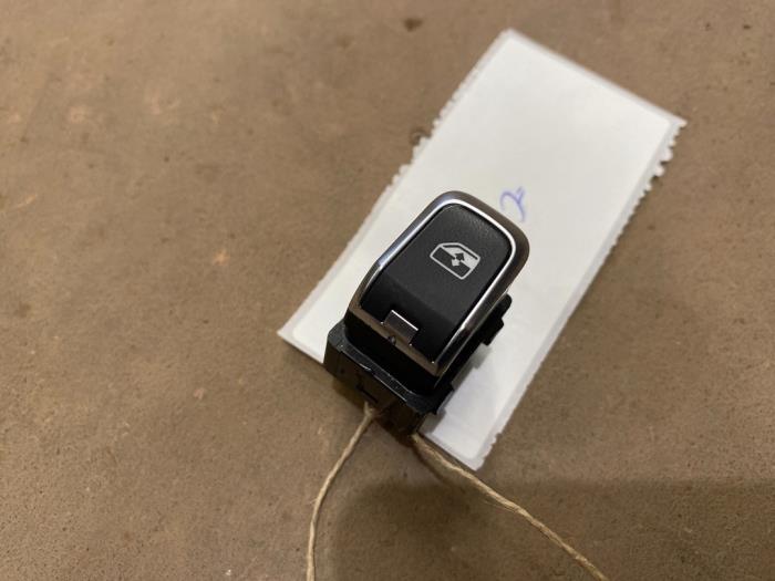 Commutateur vitre électrique d'un Audi RS 3 Limousine (8VS/8VM) 2.5 TFSI 20V Quattro 2019