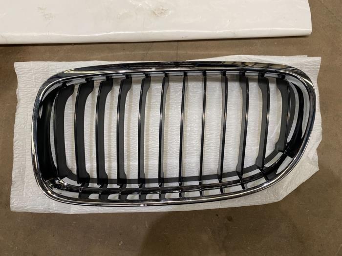 Begagnade Grill BMW 3 serie (E90) 318i 16V Pris € 15,00 Marginaltabell erbjuds av F. van den Mosselaar autodemontage
