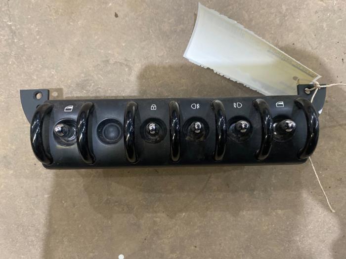 Usados Interruptor combinado de ventanillas BMW Mini (R50/53) 1.6 16V Cooper Precio € 15,00 Norma de margen ofrecido por F. van den Mosselaar autodemontage