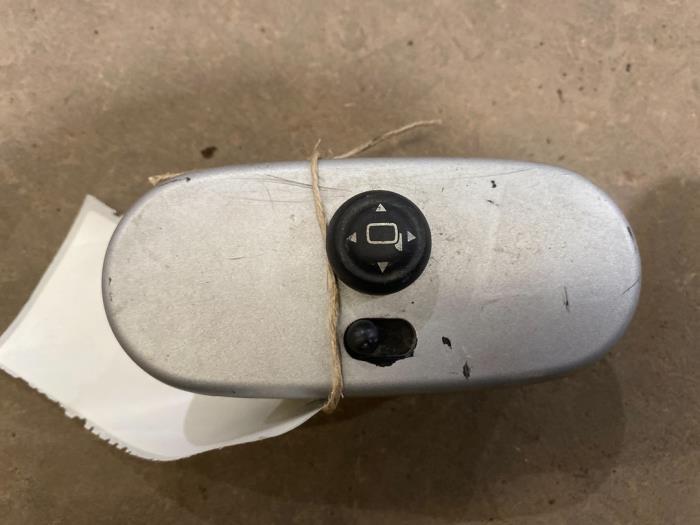 Używane Przelacznik lusterka BMW Mini (R50/53) 1.6 16V Cooper Cena € 10,00 Procedura marży oferowane przez F. van den Mosselaar autodemontage